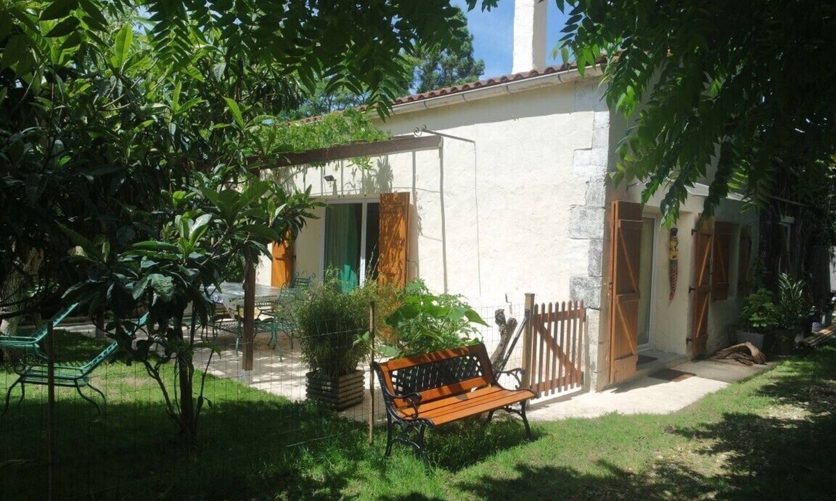 Etaules Apartment | Small 55-square-meter duplex house with a garden