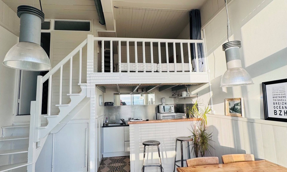 Saint-Michel-en-Greve Apartment | Small apartment with sea view