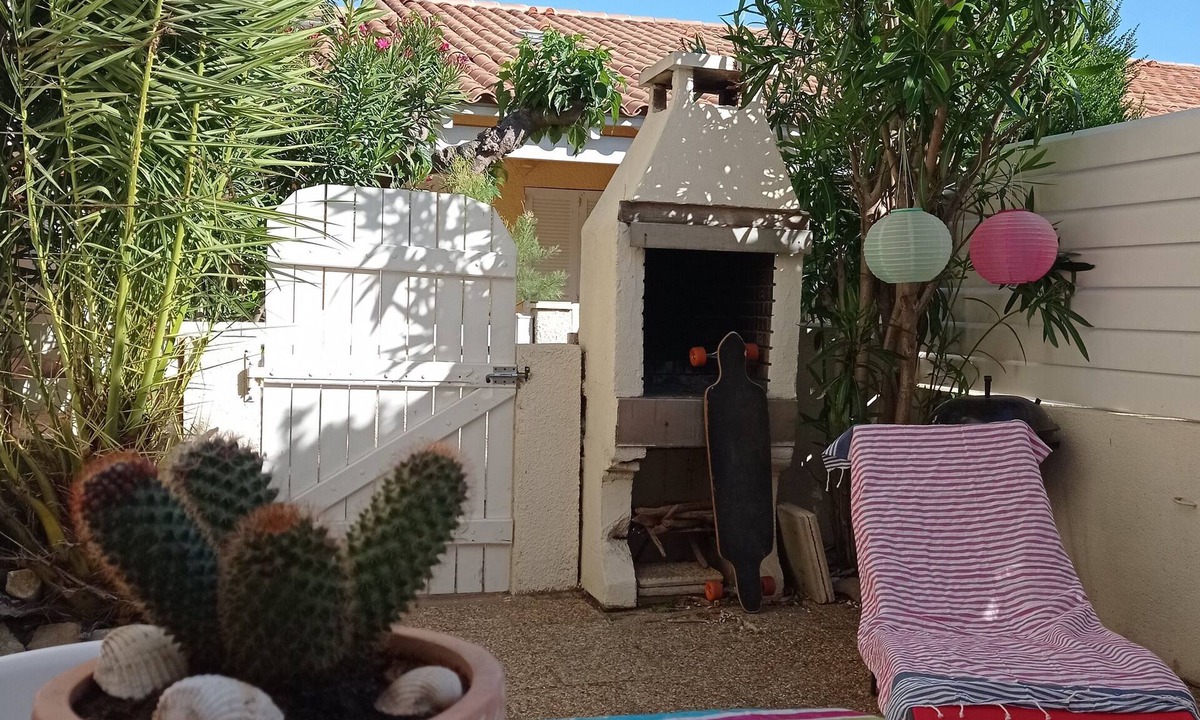 Narbonne-Plage Cabin | Small bungalow with terrace/mezzanine/pool/parking 200 m from the sea.