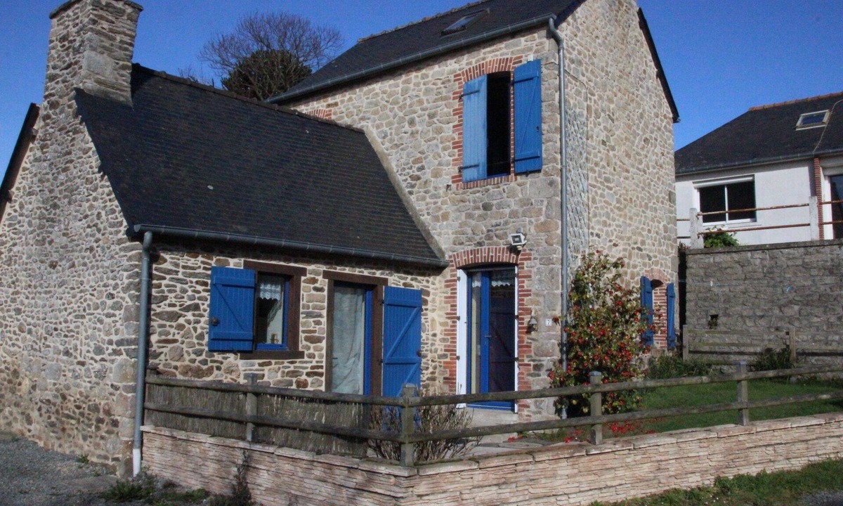 Corseul House | Small charming stone house between land and sea