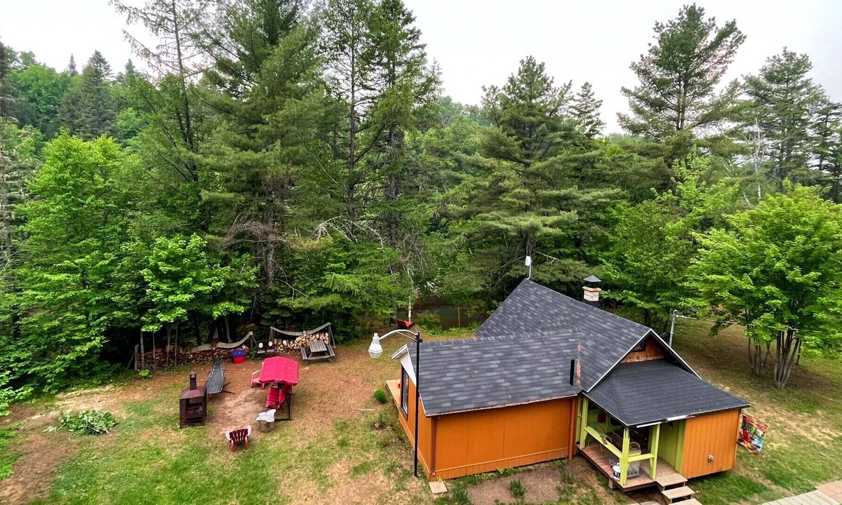 Saint-Mathieu-du-Parc Ski Chalet | Small cottage by the river