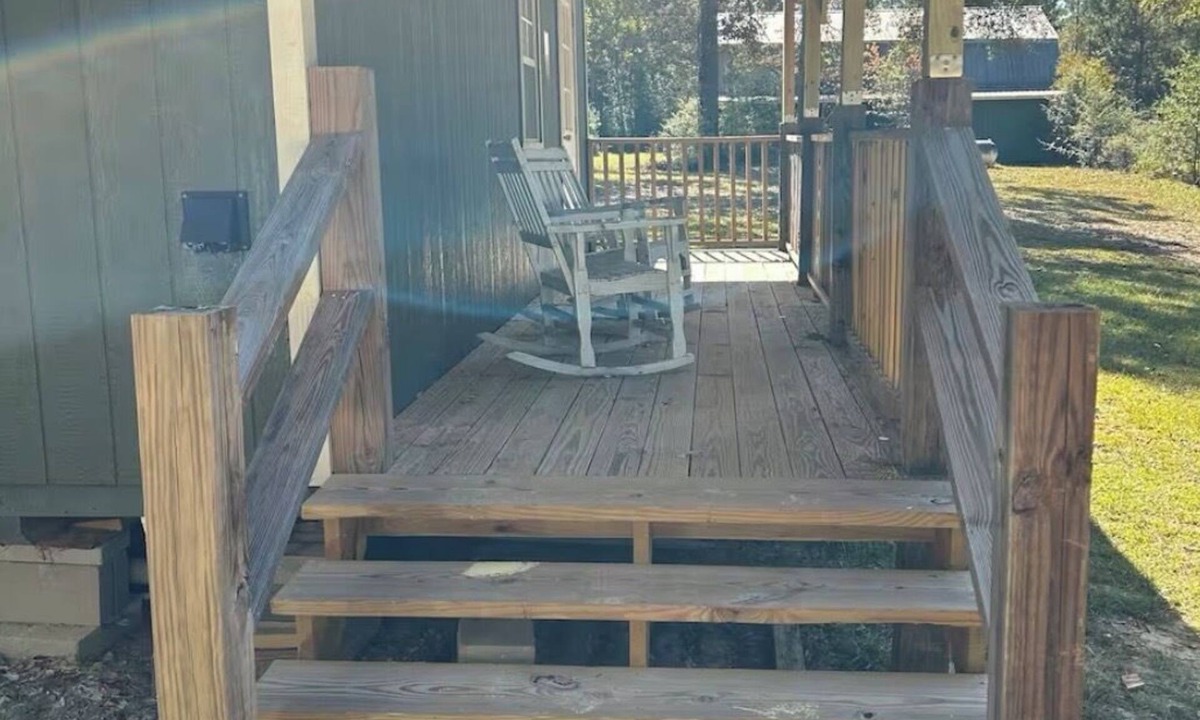 Petal Cabin | Small Cozy cabin in charming Petal perfect for a relaxing getaway