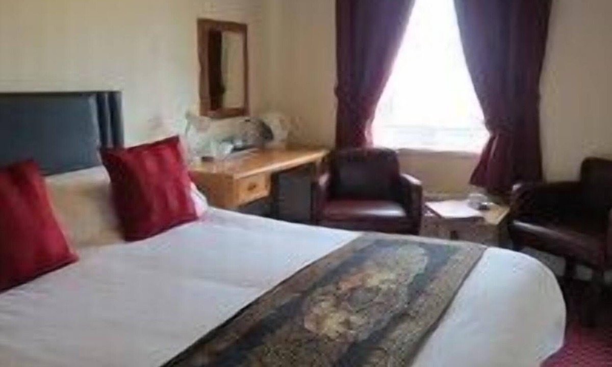 Malvern House | Small double en suite