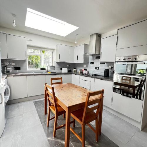 Enfield Highway House | Small En-suite