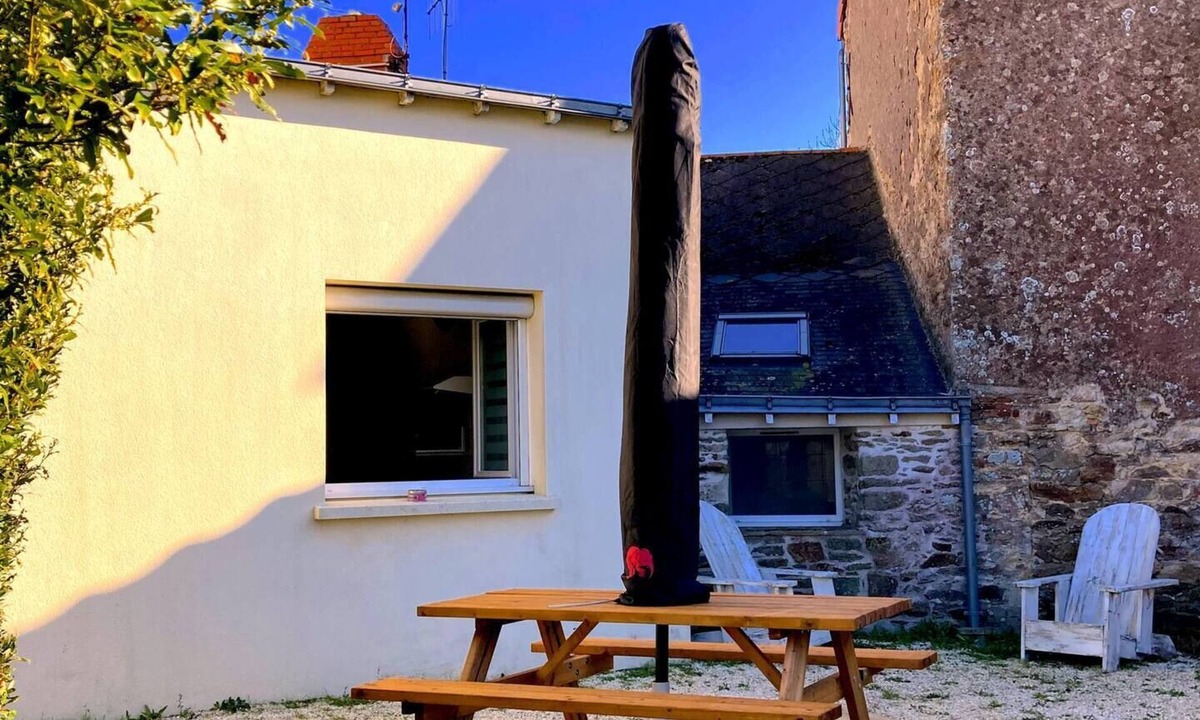 Saint-Etienne-de-Montluc House | SMALL HOUSE WITH LARGE GARDEN