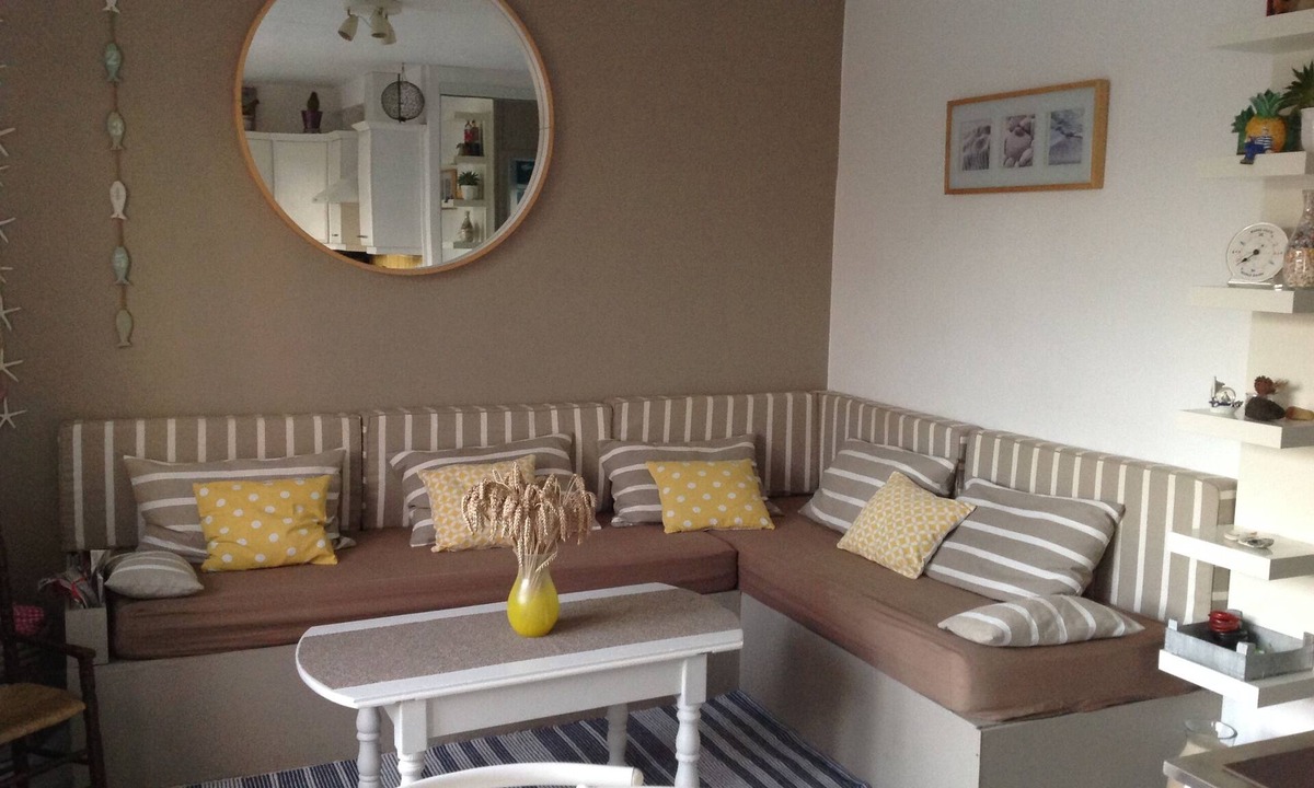 Saint-Jean-de-la-Riviere House | Small house by the sea