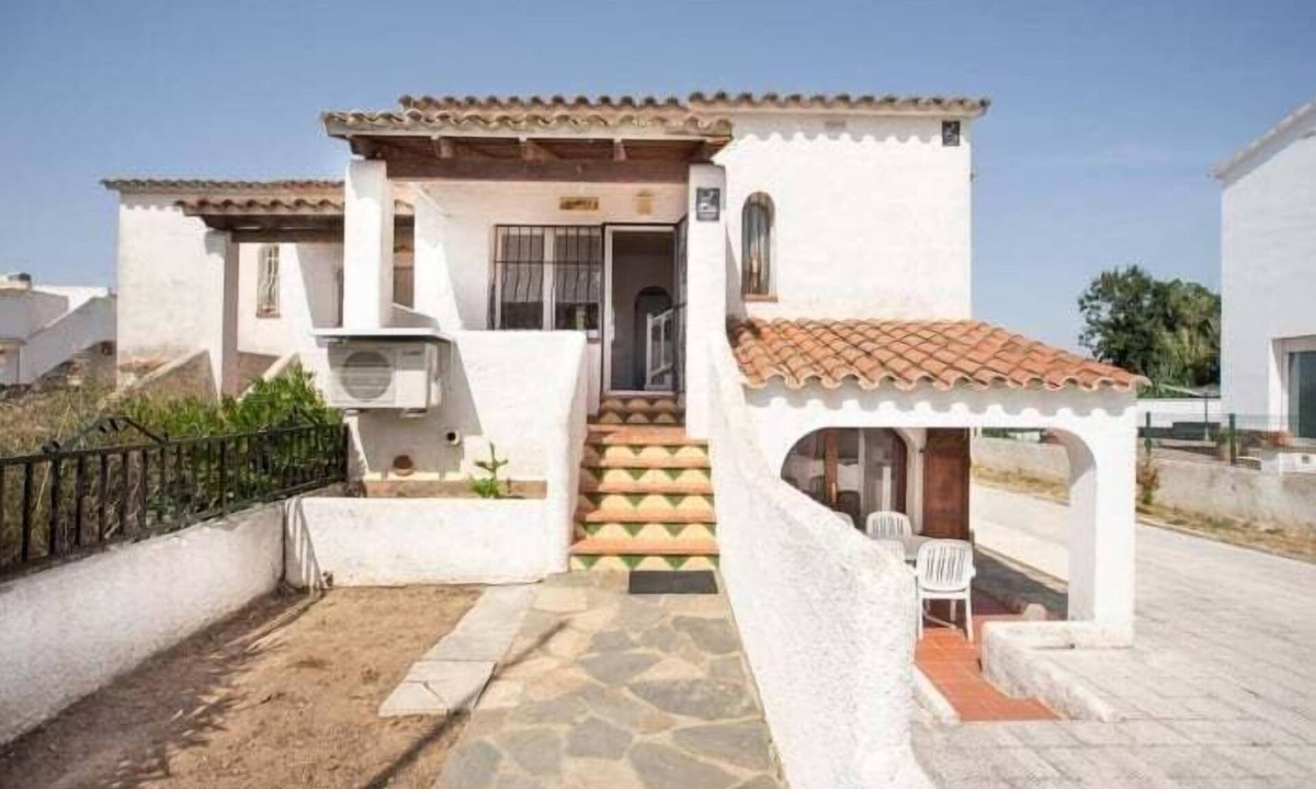 Castello d'Empuries Ski Chalet | Small house in Empuriabrava with garden AV 17