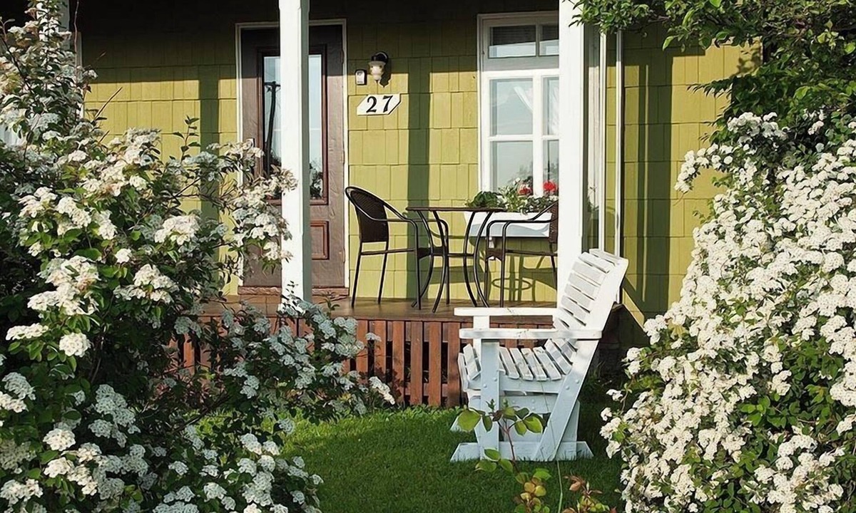 Pointe-au-Pic Condo | Small house with flowers and country