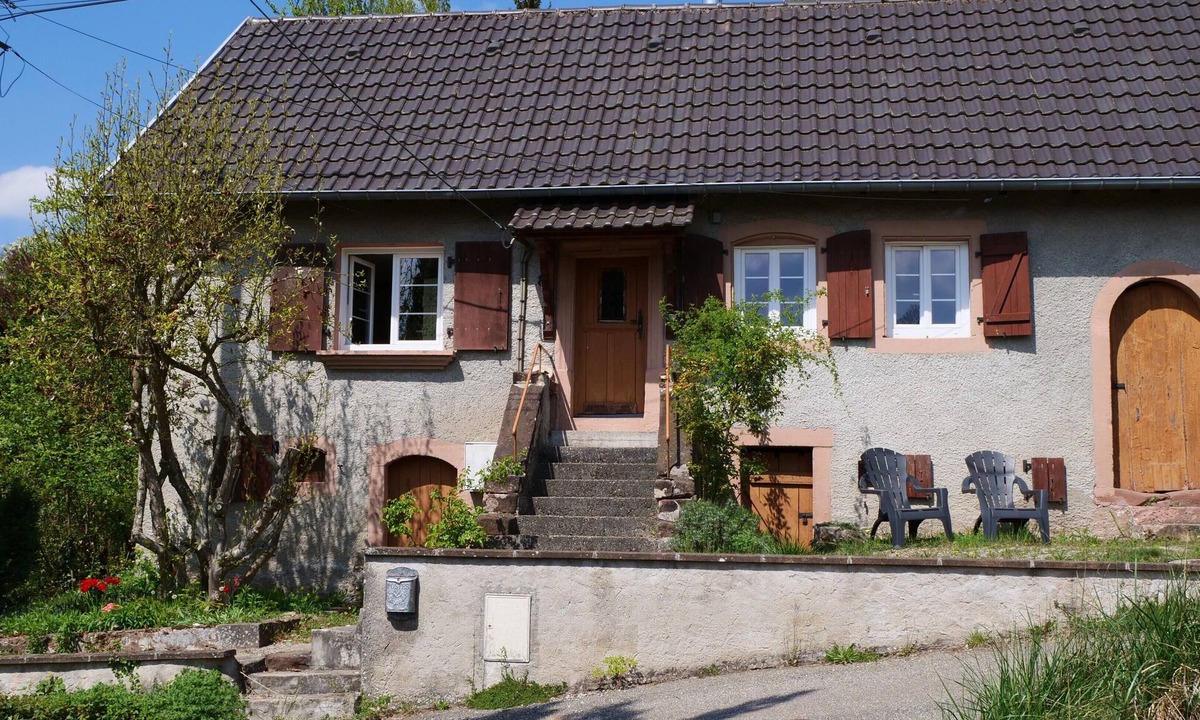 Meisenthal House | Small house with garden and fireplace