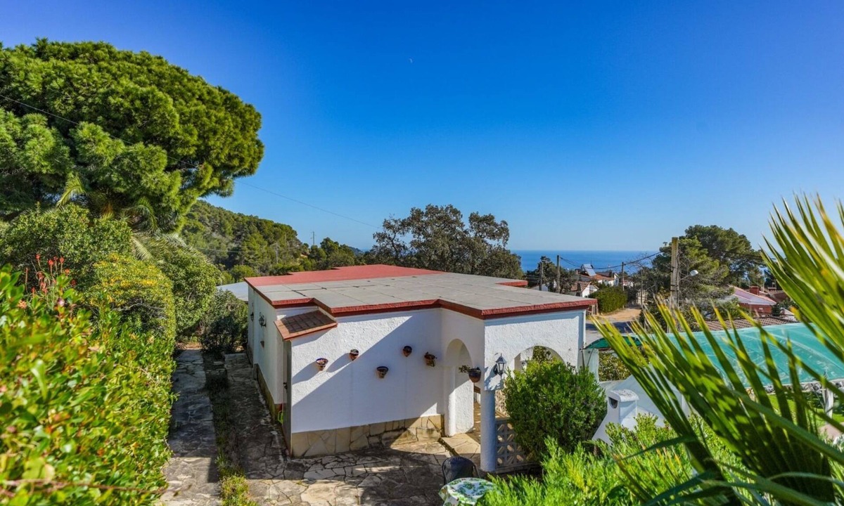 Canyelles House | Small house with sea views, terrace, barbecue, communal pool and air conditioning.