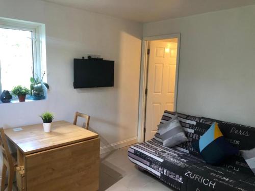 Pinkwell Apartment | Small Modern Comfortable 2 Bedroom Apartment - cmyr