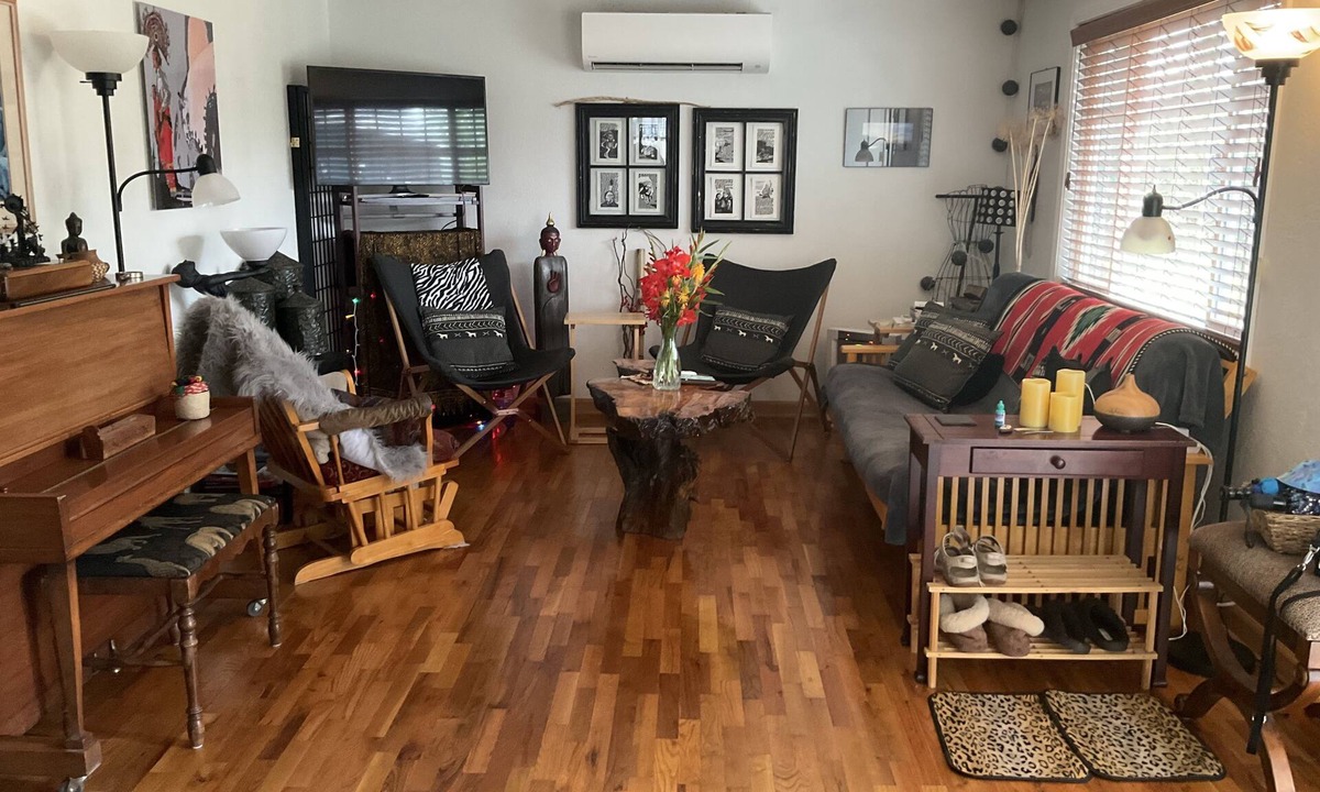 Talent House | Small Town Feel. Sweet cozy home with lovely backyard. Min 29 day stay.