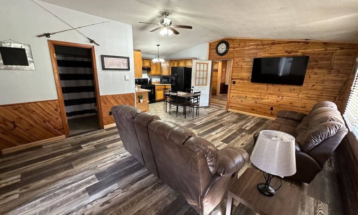 Annapolis Cabin | Small Town Lodge - Annapolis, MO Black River