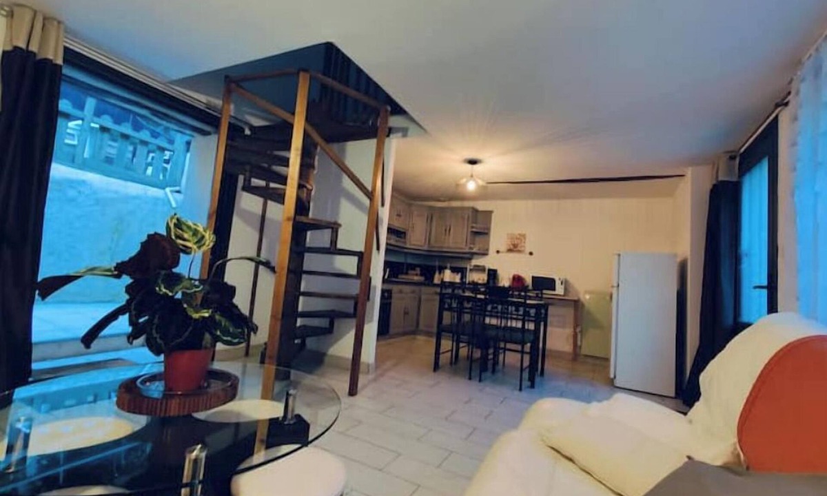 Montbazon House | Small village center gîte