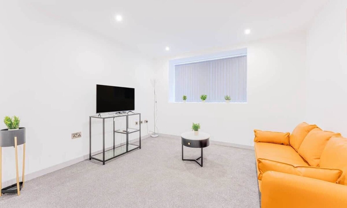 Wolverhampton Apartment | Smart 1 Bed Apartment in Wolverhampton