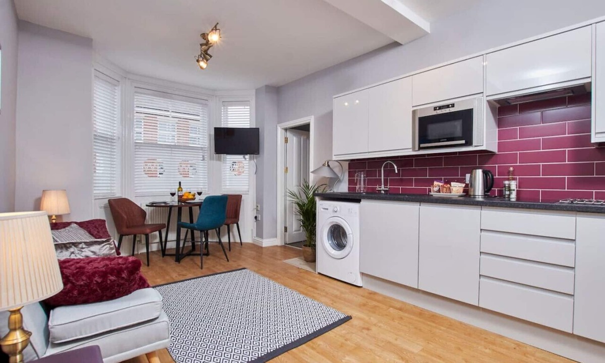 Castle Donington Apartment | Smart Apt Near EMA: FREE Gym Access, FREE Parking