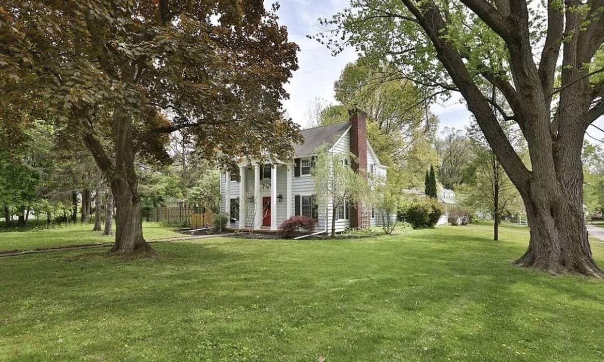 Rochester House | Smart design, while keeping comfort in mind. Private yard & nature park.