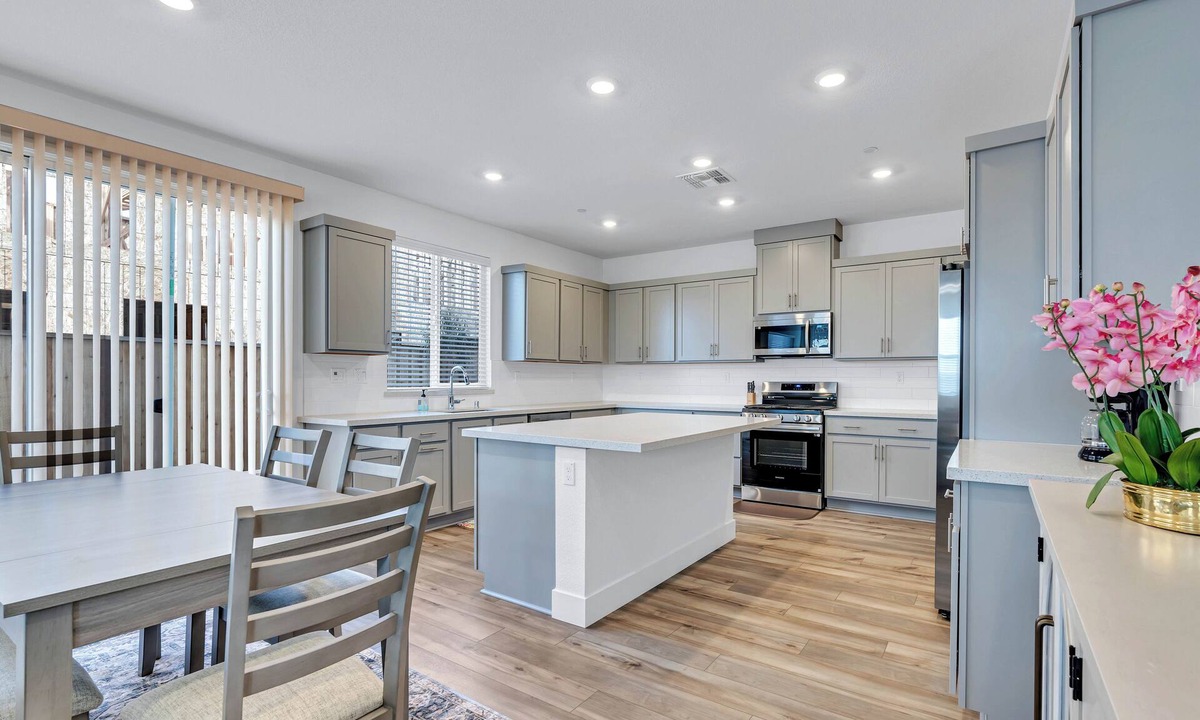 Peters House | Smart Fridge, King Bed, Massage Chair & EV Charger