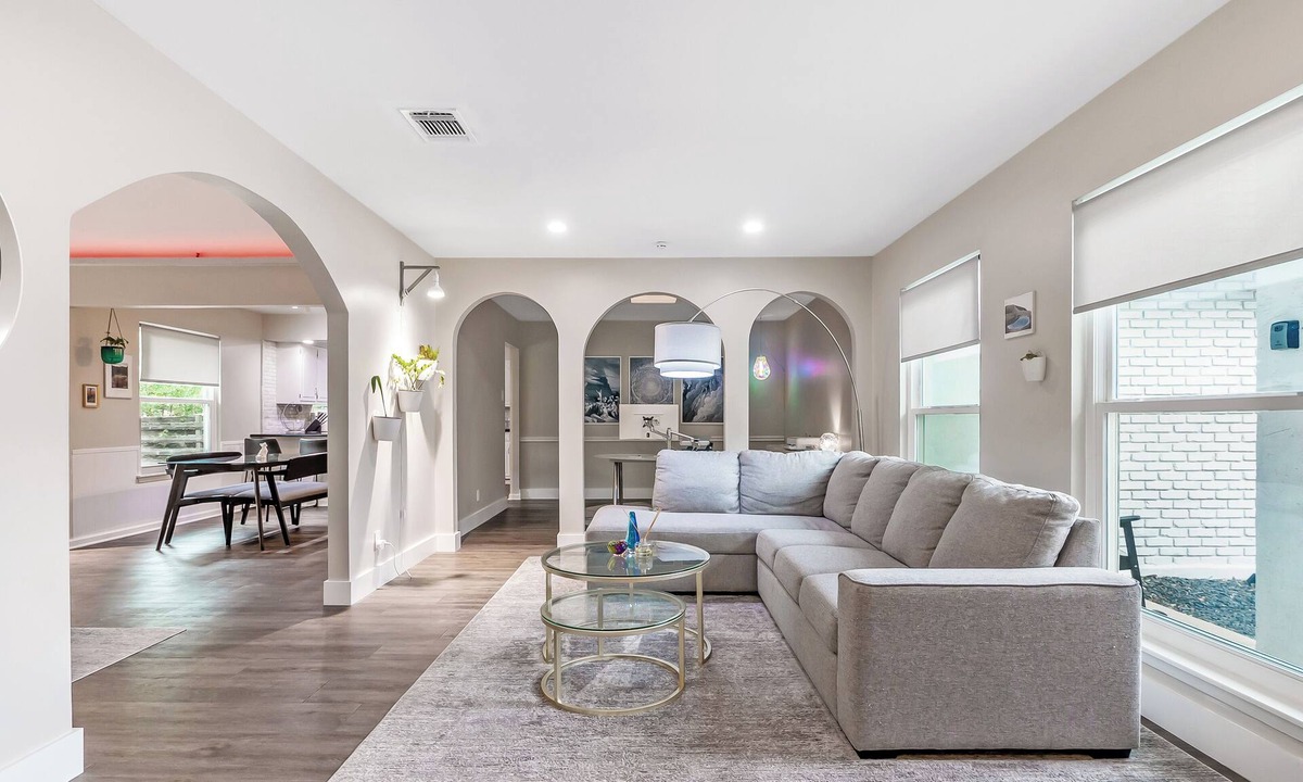 Universal City House | Smart Lights w/Sleeping Quarters & Covered Patio