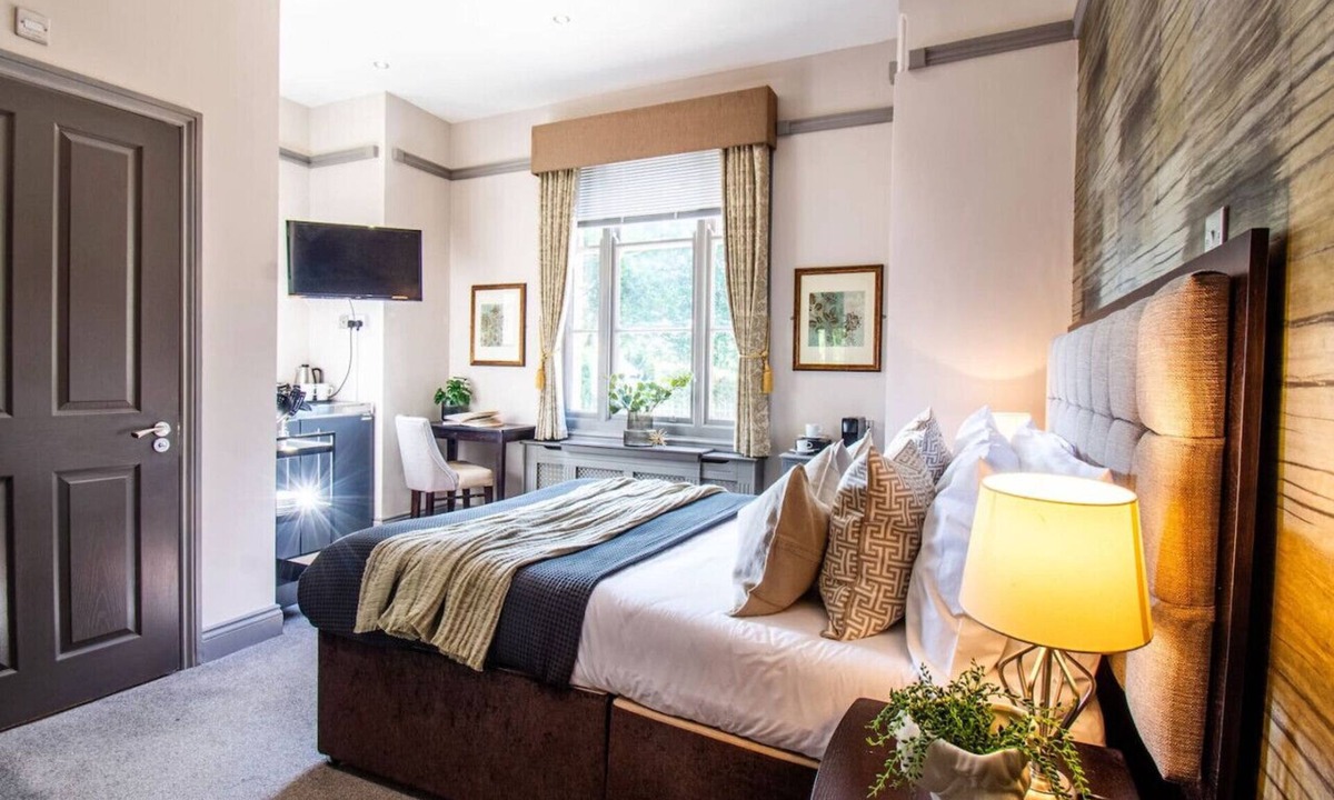 Yeovil Apartment | Smart Somerset Stay; Kitchen, Gym Access & Parking