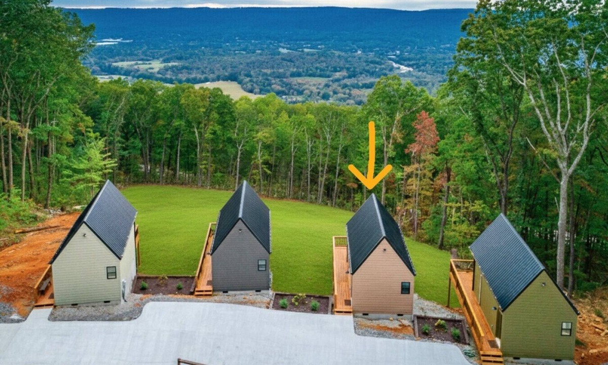Lupton City House | Smash Shack | Pickleball Cabin w/Covered Courts