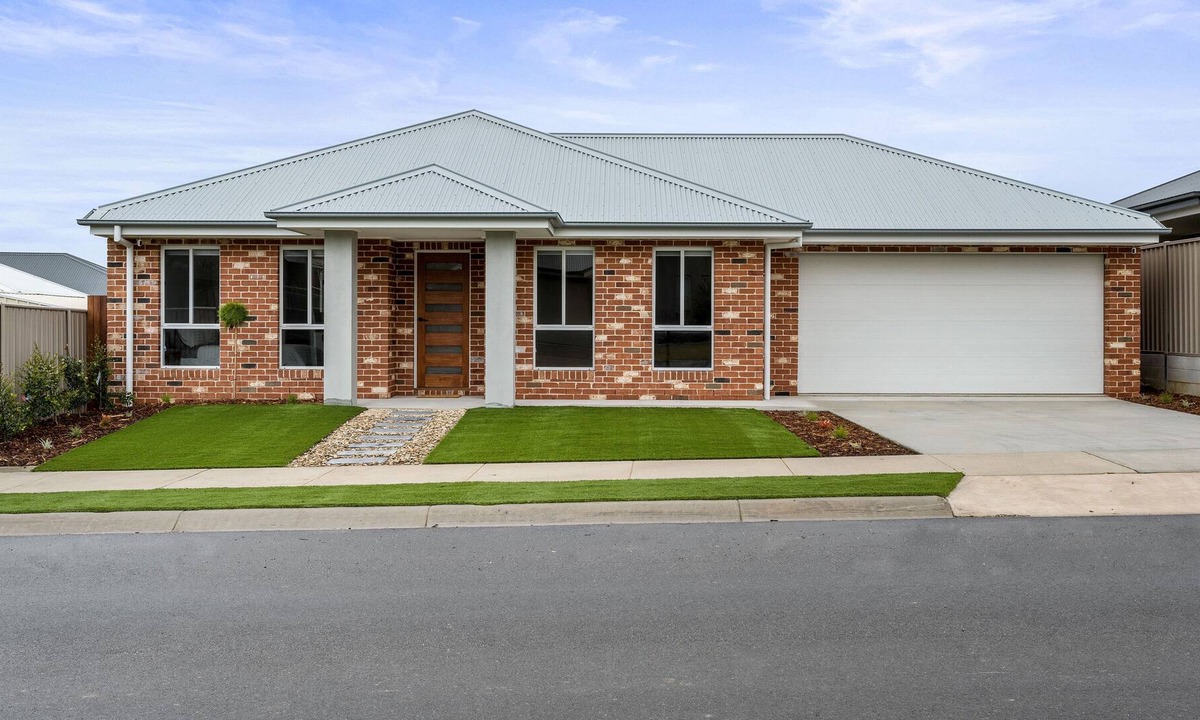 Thurgoona House | Smiggins Stays - Spacious and Stylish