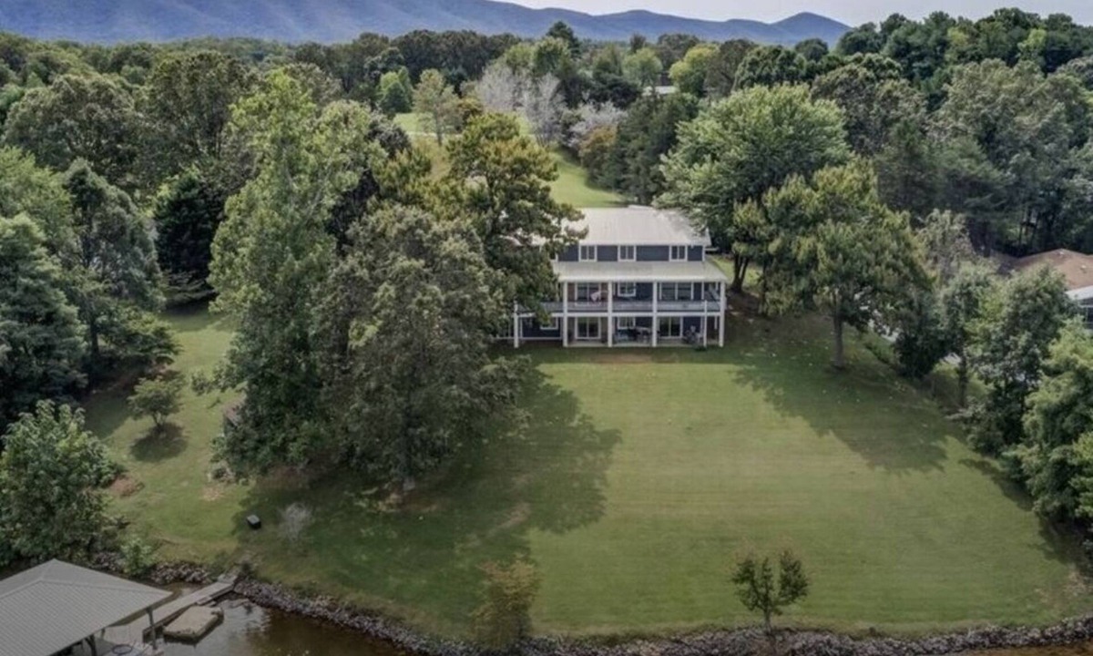 Smith Mountain Lake House | Smith Mountain Lake luxury, Dog-friendly, WIFI, pooltable, hot tub, kayaks, dock