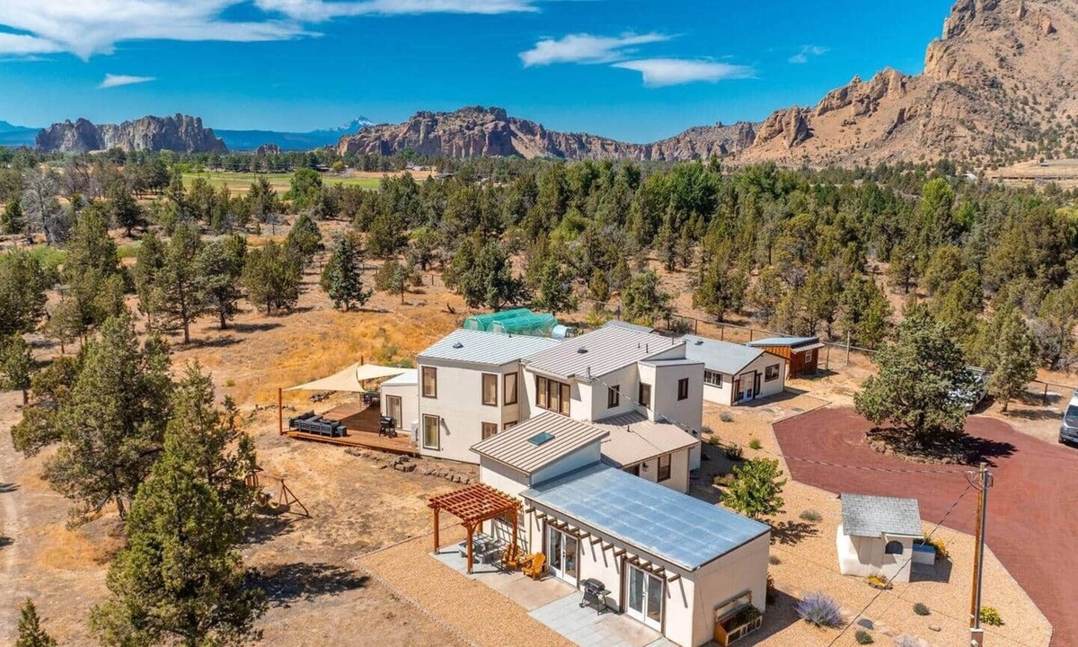 Terrebonne House | Smith Rock Retreat: TWO UNITS IN ONE LISTING!