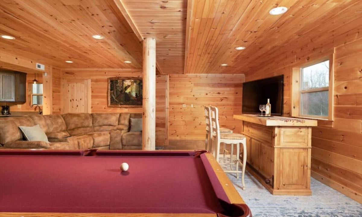 Dandridge Cabin | Smoke Rise Barn · Great Lake Front, Large Dock, 4bdrm, Pool Table