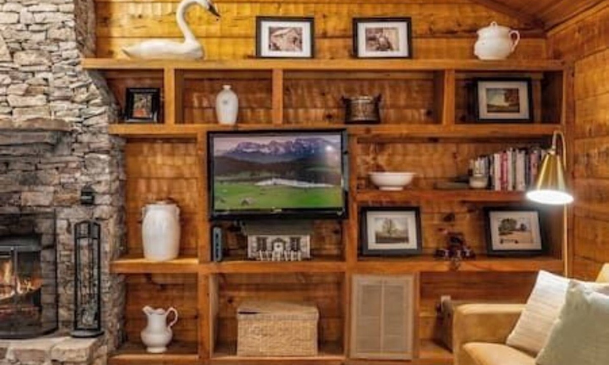 Townsend Cabin | Smoke Rise is a remodeled modern cabin near it all