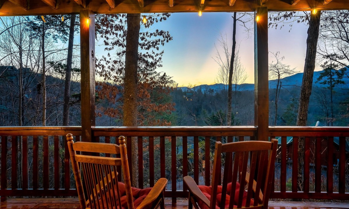 Gatlinburg Cabin | Smokies Spring & Summer Break: Arcade, Hot-Tub, BBQ, Movies, Gatlinburg