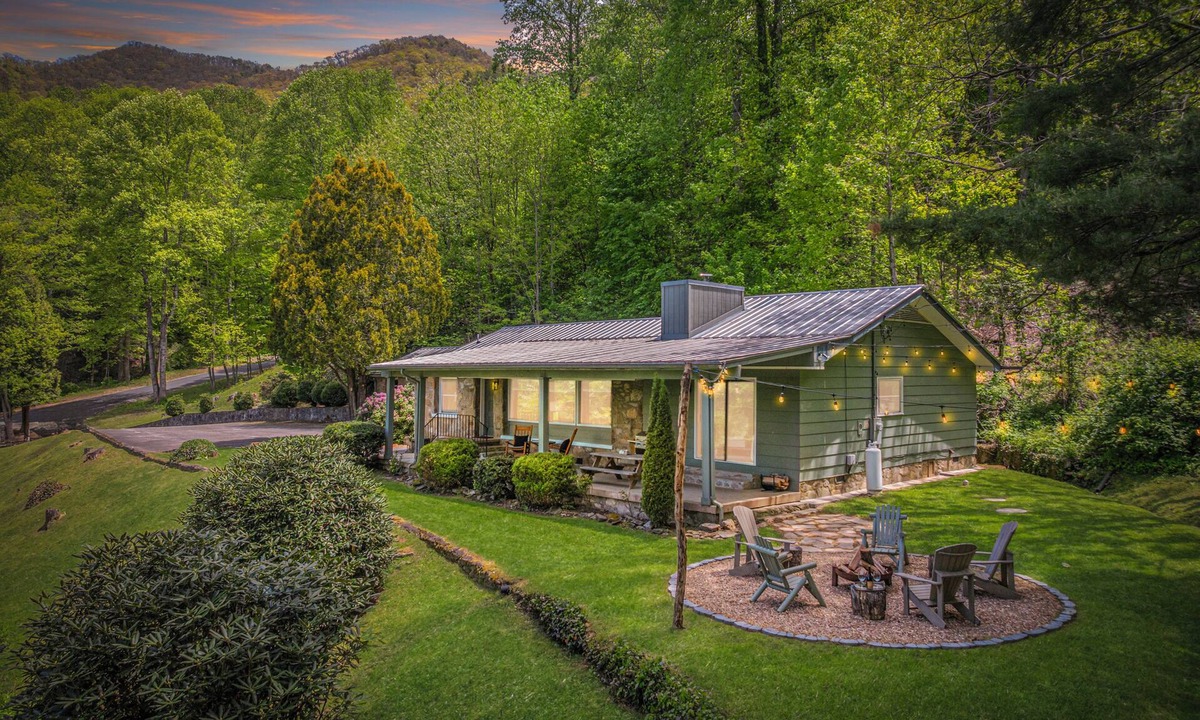 Waynesville Cottage | Smoky Mountain Retreat n2.8 m to Main St , 3800' Elevation, Game room, Fire Pit