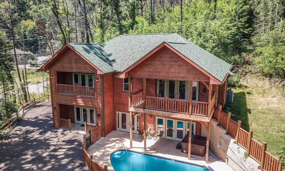 Gatlinburg Cabin | Smoky Mountain Splash | Groups Welcome, Pool, Hot Tub+ Game Room