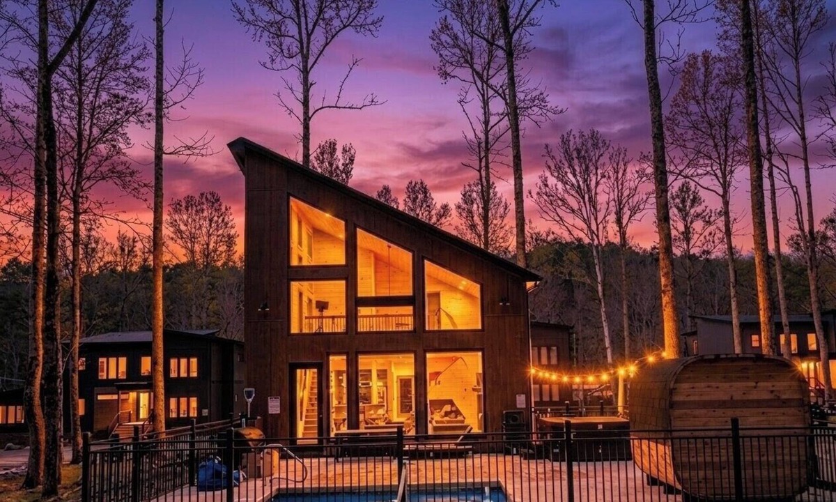 Pittman Center Cabin | SmokyOpal~Hottub~Pickleball~Pool~Sauna~Firepit~Smoky Mtn