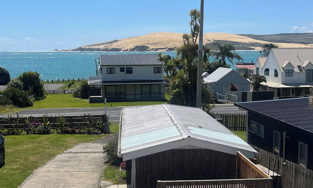 Omapere Apartment | Sneezle Beezle Beach Apartment