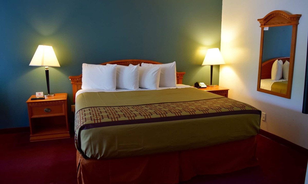 Nokomis Hotel | Snelling Motel