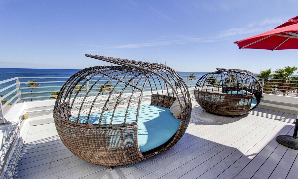 Central Beach Hotel | Snooze