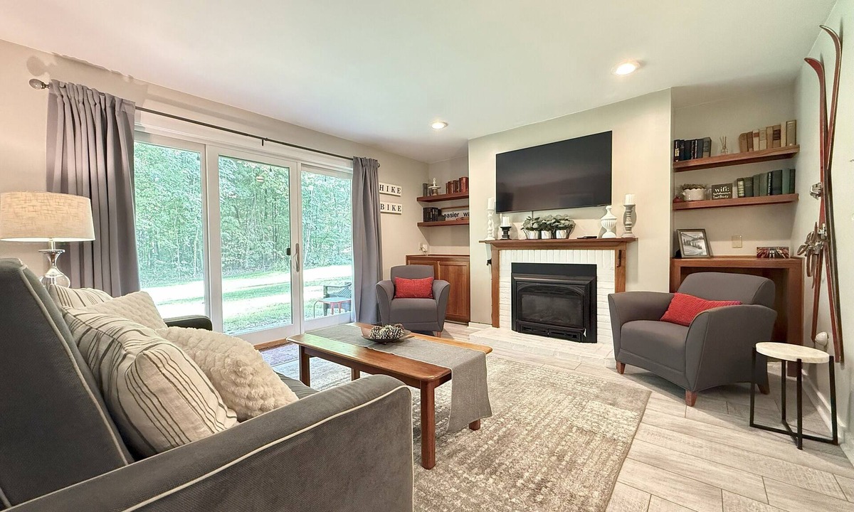 Warren Condo | Snow Getaway, Fireplace & Sugarbush Mtn