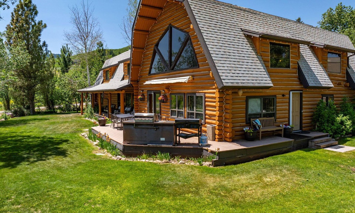 Eden Cabin | Snowberry Inn: Large Kitchen & Gathering Room 9BR 11BA Ensuite bath in all rooms