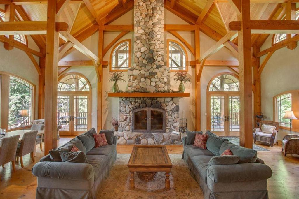 Leavenworth Ski Chalet | Snowgrass Lodge - River, Mountain Views & Hot tub