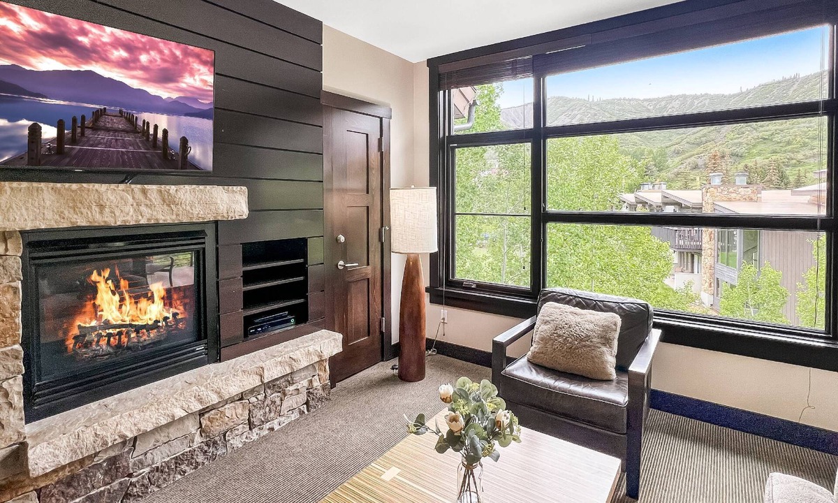 Snowmass Village Condo | Snowmass Mountain Village! Spacious Balcony with Views, A/C, Hot Tub, Gas FP & Parking