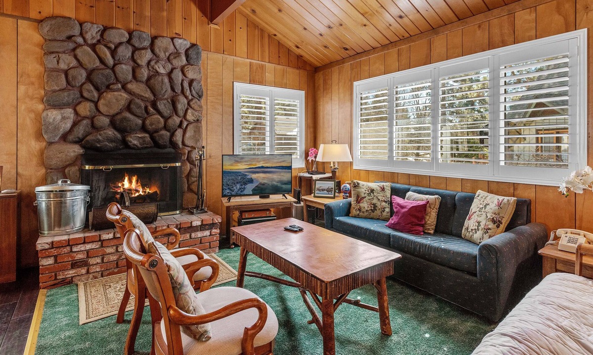 Whispering Forest Cabin | Snowridge - Walk to Oktoberfest & Snow Play, Fireplace, Deck, Barbecue