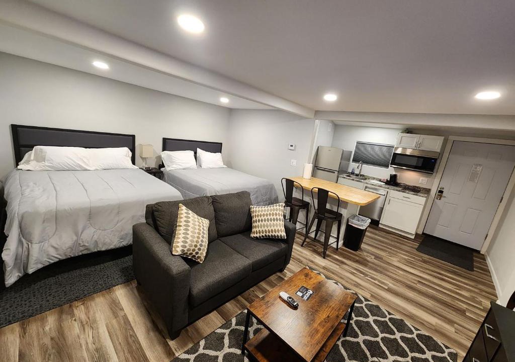 Saratoga Hotel | Snowy Mountain Inn