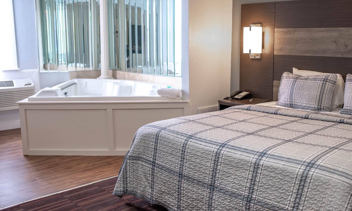 Main Street Hyannis Hotel | SNPJ : Princess Junior Suite with Jacuzzi