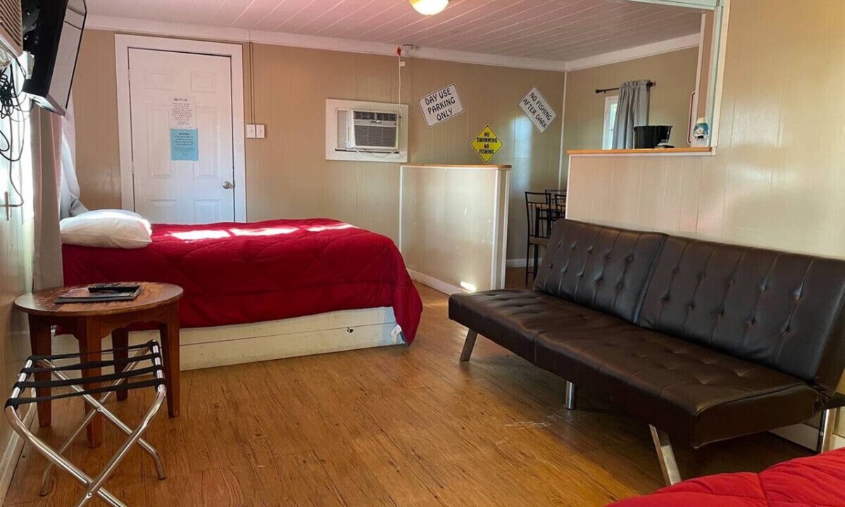Pottsboro Cabin | Snug 2 Bed Cabin at Mill Creek Marina: Cabin 2