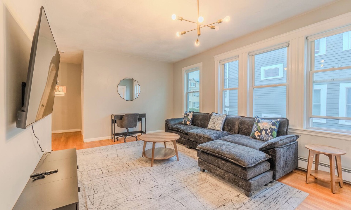 South Medford House | Snug 3BD/2BA - Walk to Tufts/Train Station-Private Parking/15 MIN to Boston