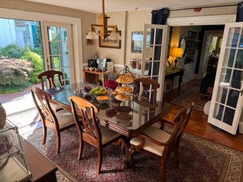Provincetown Bed & Breakfast | Snug Cottage