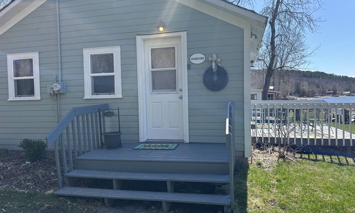 Sturgeon Bay Cottage | Snug Harbor Inn - Starboard Cottage