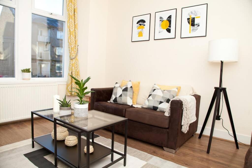 Helensburgh Apartment | Snug - Logie Baird Apartment