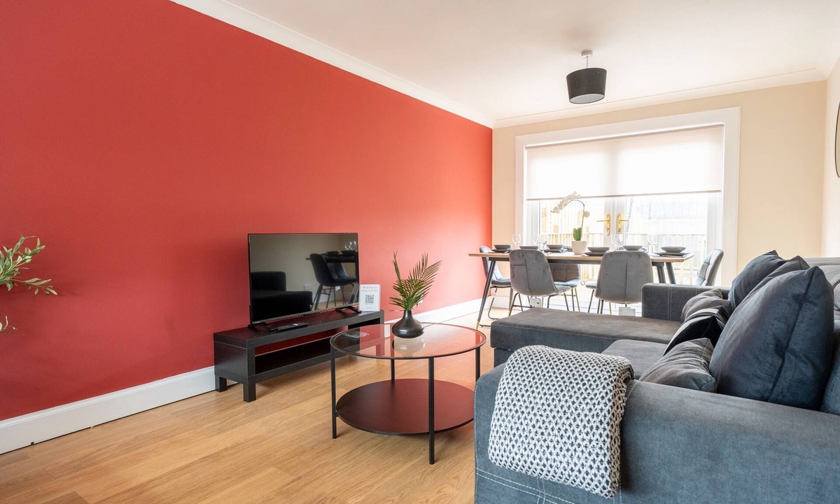 Grangemouth House | Snug Modern Home in Grangemouth